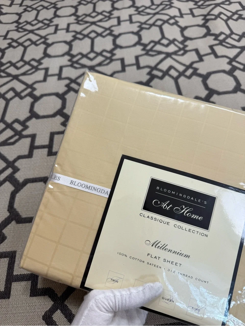 NWT Bloomingdale’s Full Flat Sheet Millennium 100% Cotton Sateen 312 TC Straw